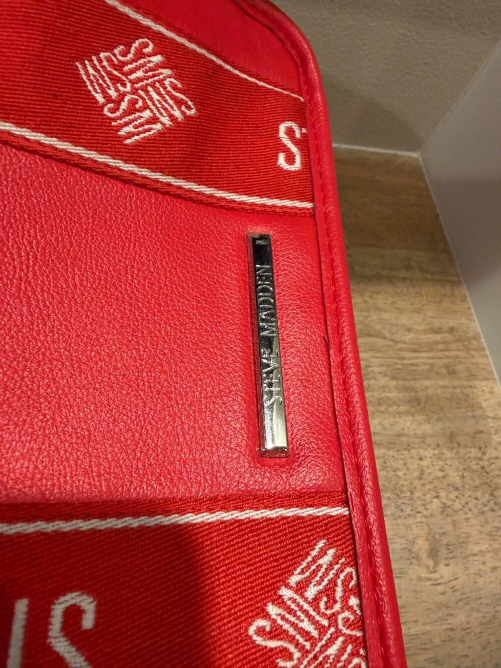Steve Madden Red Crossbody Bag Webbed Guitar Logo Strap Like New - Picture 6 of 11